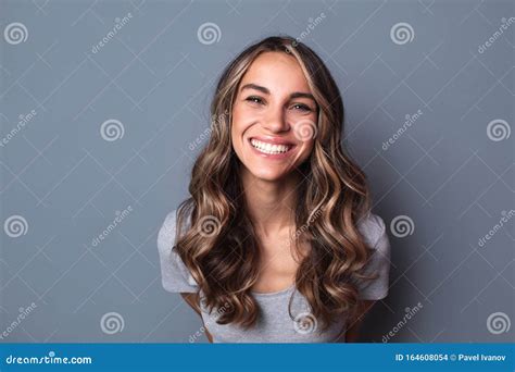 Una donna in dolce attesa che sorride serenamente guardando il suo pancino