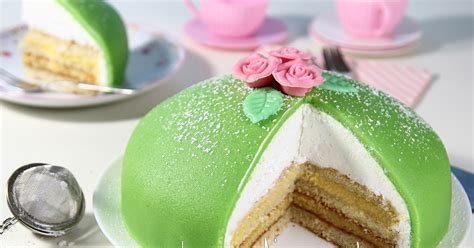 Prinsesstårta classica con decorazione verde