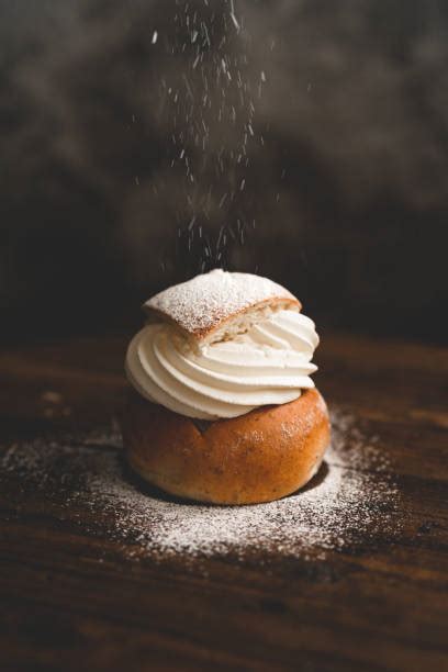 Semla con panna montata e zucchero a velo