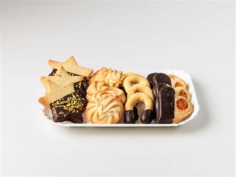 varietà di biscotti svedesi su un vassoio di legno