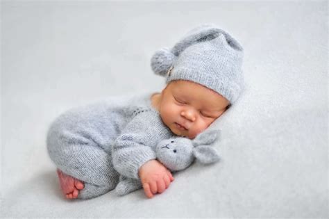 bambino appena nato con tutina per la nascita