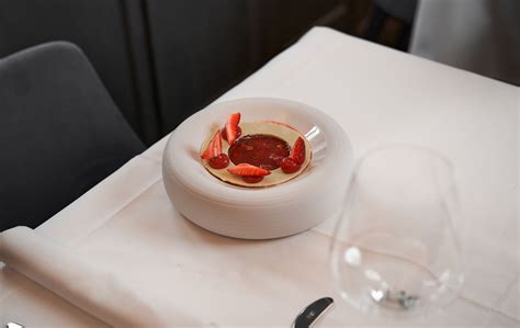 Dettaglio artistico di una portata gourmet servita al Ristorante Contatto