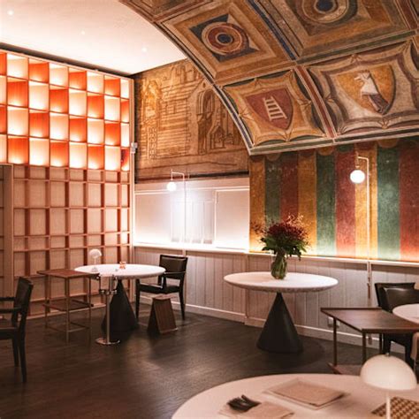 Interni del Ristorante Contatto con illuminazione soffusa e design contemporaneo