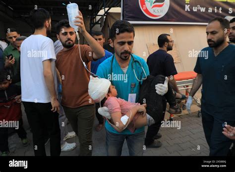 Un bambino palestinese ferito viene assistito in un ospedale