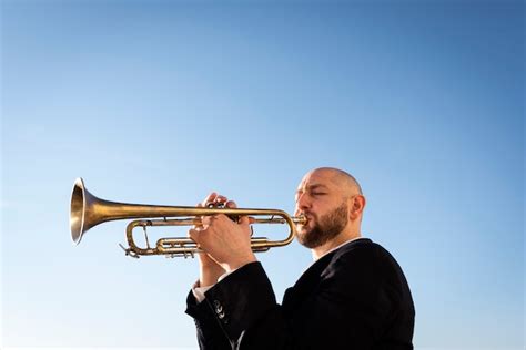 Musicista jazz che suona la tromba con sordina plunger
