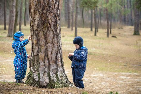 bambini contadini che giocano vicino a un albero di nespolo