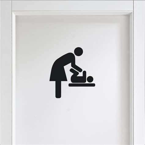 Esempio di adesivo prespaziato con simbolo fasciatoio su porta