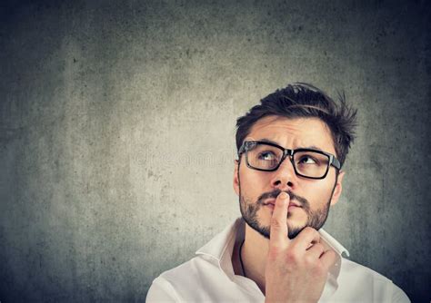 Uomo pensieroso fronte dilemma paternità