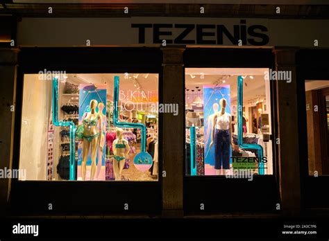 vetrina moderna e colorata di un negozio Tezenis a Napoli