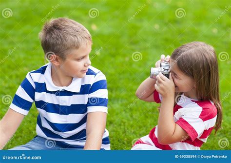 Bambini che giocano con una macchina fotografica vintage