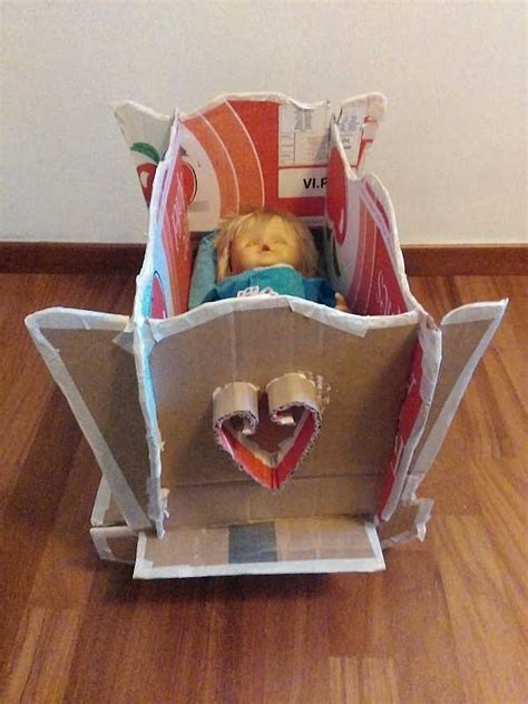 Bambino che decora una culla di cartone