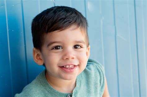 bambino con viso idratato