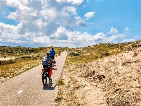 Ciclisti su un sentiero costiero nel Salento