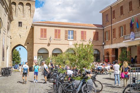Cicloturisti in una piazza di villaggio salentino