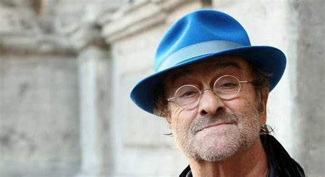 Lucio Dalla sorridente sul palco