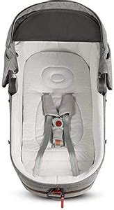 Bambino neonato dorme nella navicella in auto