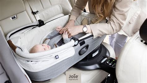 Genitore che installa correttamente la navicella in auto