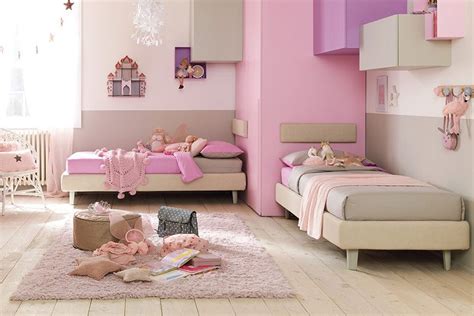Cameretta ginnasta con colori vivaci e specchio