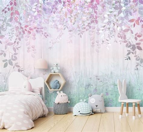 Parete della cameretta decorata con carta da parati a tema e quadri personalizzati