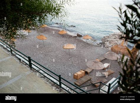 Dettaglio di un ombrellone e lettini su una spiaggia sabbiosa