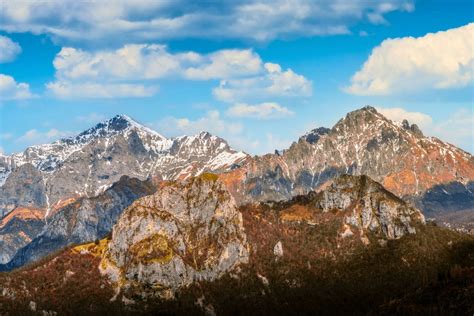 Panorama delle Alpi con cime innevate e valli verdi