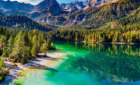 Lago alpino di montagna con riflessi delle montagne circostanti