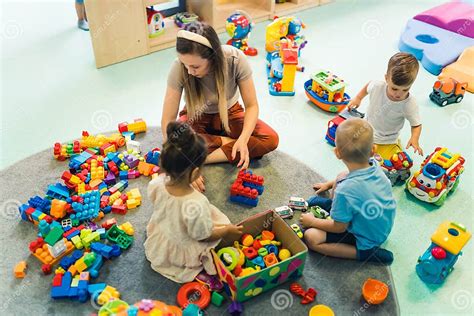 Bambini che giocano con oggetti di seconda mano in un ambiente accogliente