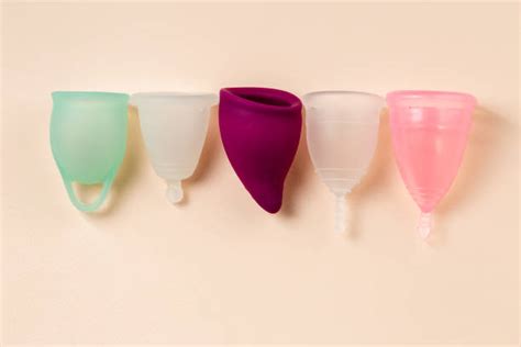 Coppette mestruali di diversi tipi e colori