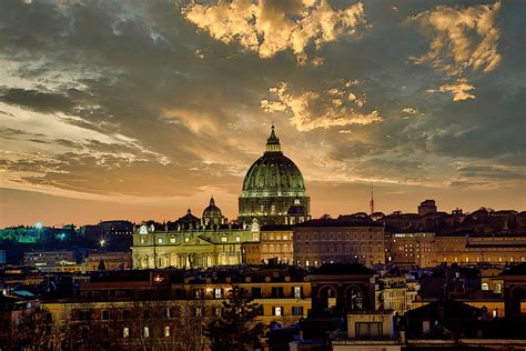 veduta panoramica di Roma al tramonto tra vicoli e tetti