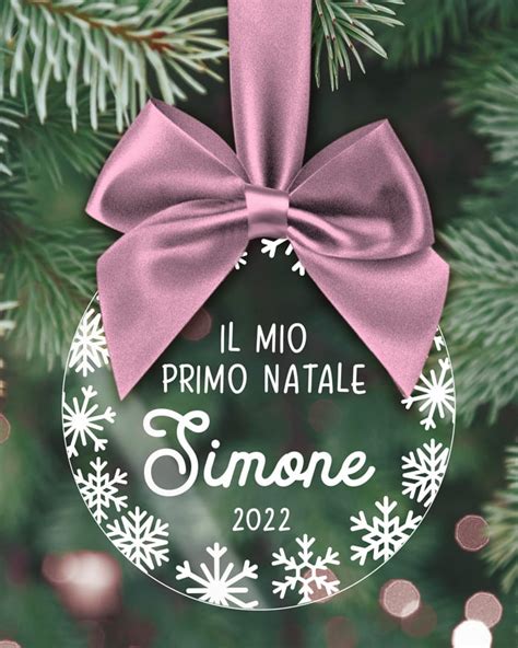 Selezione di oggetti utili per il primo Natale: sacco nanna, luci notturne e peluche