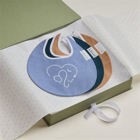 un set di bavaglini asilo ordinatamente piegati in una confezione regalo