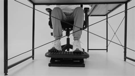 Una sdraietta ergonomica posizionata in un ambiente domestico luminoso e sereno