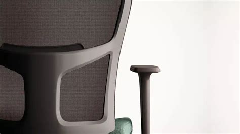 Dettaglio ravvicinato del tessuto mesh traspirante utilizzato per le sedute ergonomiche