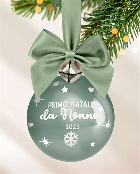 Primo piano di una pallina di Natale finemente decorata con il nome di un neonato scritto a mano