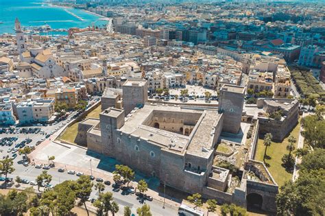 Vista panoramica di Barletta con il Castello Svevo
