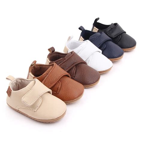 dettaglio di scarpe da bambino con chiusura in velcro e suola flessibile