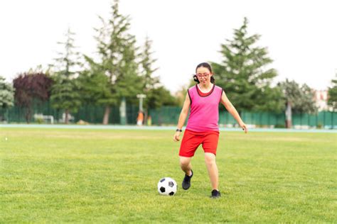 Una calciatrice sul campo di allenamento