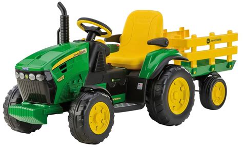 Trattore elettrico John Deere Ground Force in un giardino