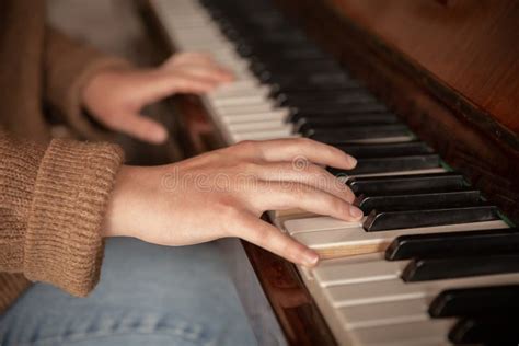 mani che suonano un pianoforte