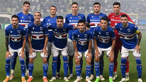 foto di gruppo dei giocatori dell'Empoli che festeggiano negli spogliatoi