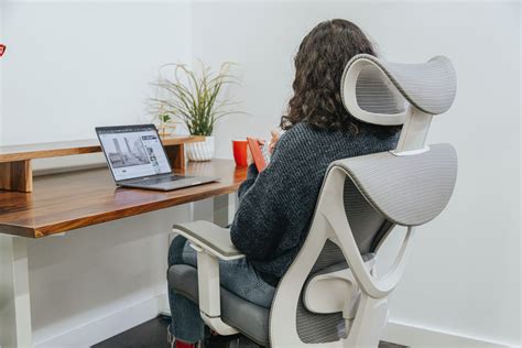 illustrazione moderna di un seggiolone ergonomico in una cucina luminosa