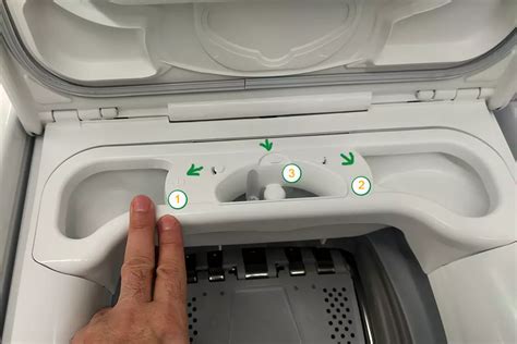 Dettaglio della vaschetta interna di un mobile bagno-fasciatoio Picci