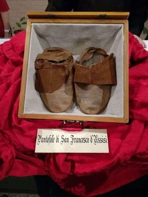 Raffigurazione di San Francesco con sandali
