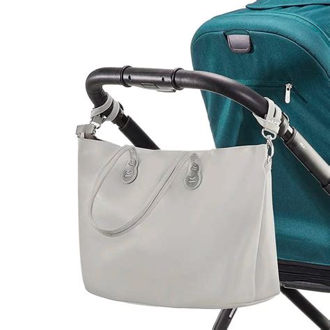 Borsa fasciatoio elegante su passeggino in un parco urbano