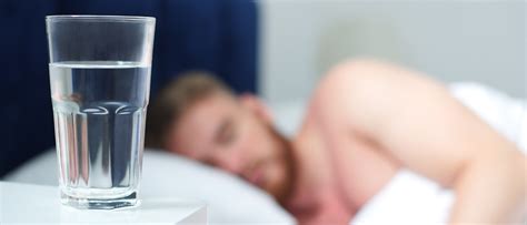 Bambino che riposa a letto con un bicchiere d'acqua