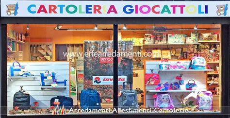 Vetrina colorata di un negozio di cartoleria e giocattoli
