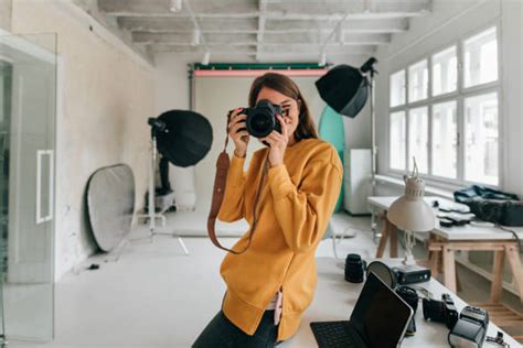 Fotografo professionista che lavora in uno studio accogliente
