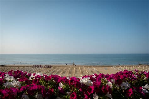 Genitori che passeggiano con il passeggino sul lungomare di Jesolo