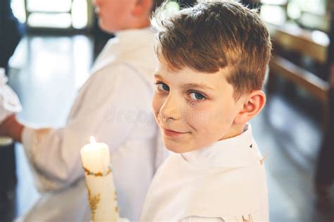 bambino in abito bianco durante una celebrazione liturgica