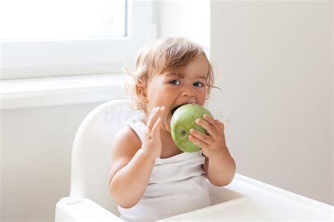 Bambino seduto che mangia frutta